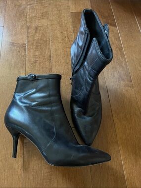 Women’s Via Spiga size 9 Black Leather Pointed-Toe Ankle Booties